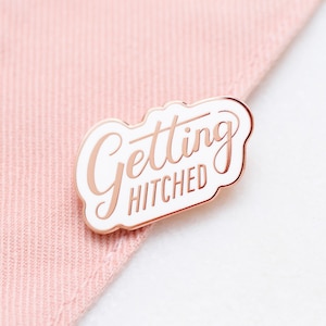 Obtener pin de esmalte enganchado - Pin de boda - Insignia de despedida de soltera - Pin de despedida de soltera - Pin de esmalte duro - Regalo nupcial - Regalo de compromiso