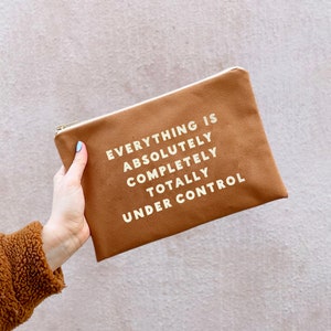 Bolsa de lona sob controle - Bolsa de maquiagem de lona - Bolsa de lona bege - Bolsa com zíper - Bolsa com slogan - Bolsa clutch bege
