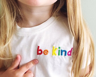 T-shirt enfant Be Kind - T-shirt à slogan pour enfant - Vêtements pour tout-petits - T-shirt fille - T-shirt garçon - Haut arc-en-ciel - T-shirt brodé Be Kind