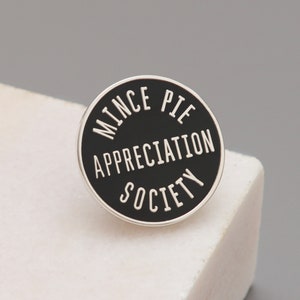 Mince Pie Appreciation Society Pin Hard Enamel Pin Weihnachtspin Geschenk für Weihnachten Flair Strumpffüller Anstecknadel Pins Pin Badge - Black