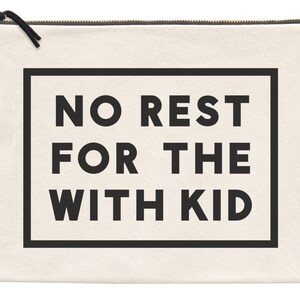 Puede incluir: Una bolsa de lona blanca con cremallera con texto negro que dice "NO REST FOR THE WITH KID".