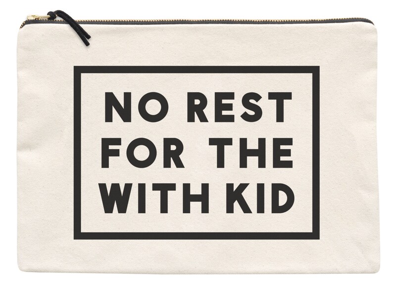Puede incluir: Una bolsa de lona blanca con cremallera con texto negro que dice "NO REST FOR THE WITH KID".