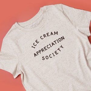 Ice Cream Appreciation Society T-shirt ajusté pour femmes T-shirt en coton biologique T-shirt d'été pour femmes Cadeau pour les amateurs de crème glacée Baie image 7