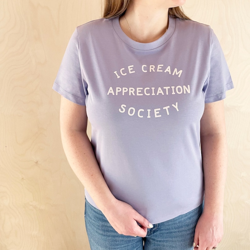 Ice Cream Appreciation Society T-shirt ajusté pour femmes T-shirt en coton biologique T-shirt d'été pour femmes Cadeau pour les amateurs de crème glacée Baie image 6