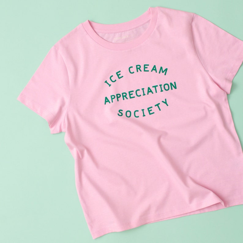 Ice Cream Appreciation Society T-shirt ajusté pour femmes T-shirt en coton biologique T-shirt d'été pour femmes Cadeau pour les amateurs de crème glacée Baie Strawberry