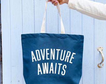 Bolso de lona azul Adventure Awaits / Bolso grande azul para playa y vacaciones / Bolso de lona para uso diario / Regalo divertido para ella