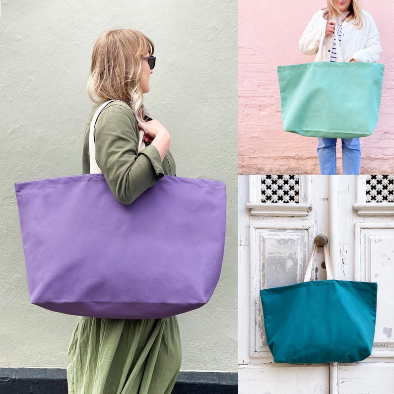 Op de afbeelding: Drie tote bags in verschillende kleuren: paars, teal en lichtgroen. De tassen zijn gemaakt van canvas en hebben een eenvoudig ontwerp.