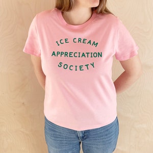 Ice Cream Appreciation Society T-shirt ajusté pour femmes T-shirt en coton biologique T-shirt d'été pour femmes Cadeau pour les amateurs de crème glacée Baie image 2