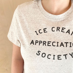 Ice Cream Appreciation Society T-shirt ajusté pour femmes T-shirt en coton biologique T-shirt d'été pour femmes Cadeau pour les amateurs de crème glacée Baie Cookies & Cream