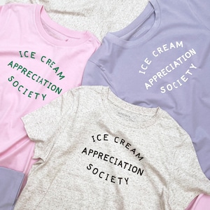 Ice Cream Appreciation Society T-shirt ajusté pour femmes T-shirt en coton biologique T-shirt d'été pour femmes Cadeau pour les amateurs de crème glacée Baie image 1