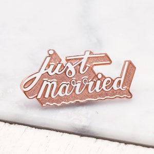 Pin de esmalte "Recién casados" - Pin de esmalte para boda - Insignia de despedida de soltera - Pin de despedida de soltera - Pin de esmalte duro - Regalos para recién casados - Cobre
