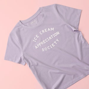 Ice Cream Appreciation Society T-shirt ajusté pour femmes T-shirt en coton biologique T-shirt d'été pour femmes Cadeau pour les amateurs de crème glacée Baie Lavender