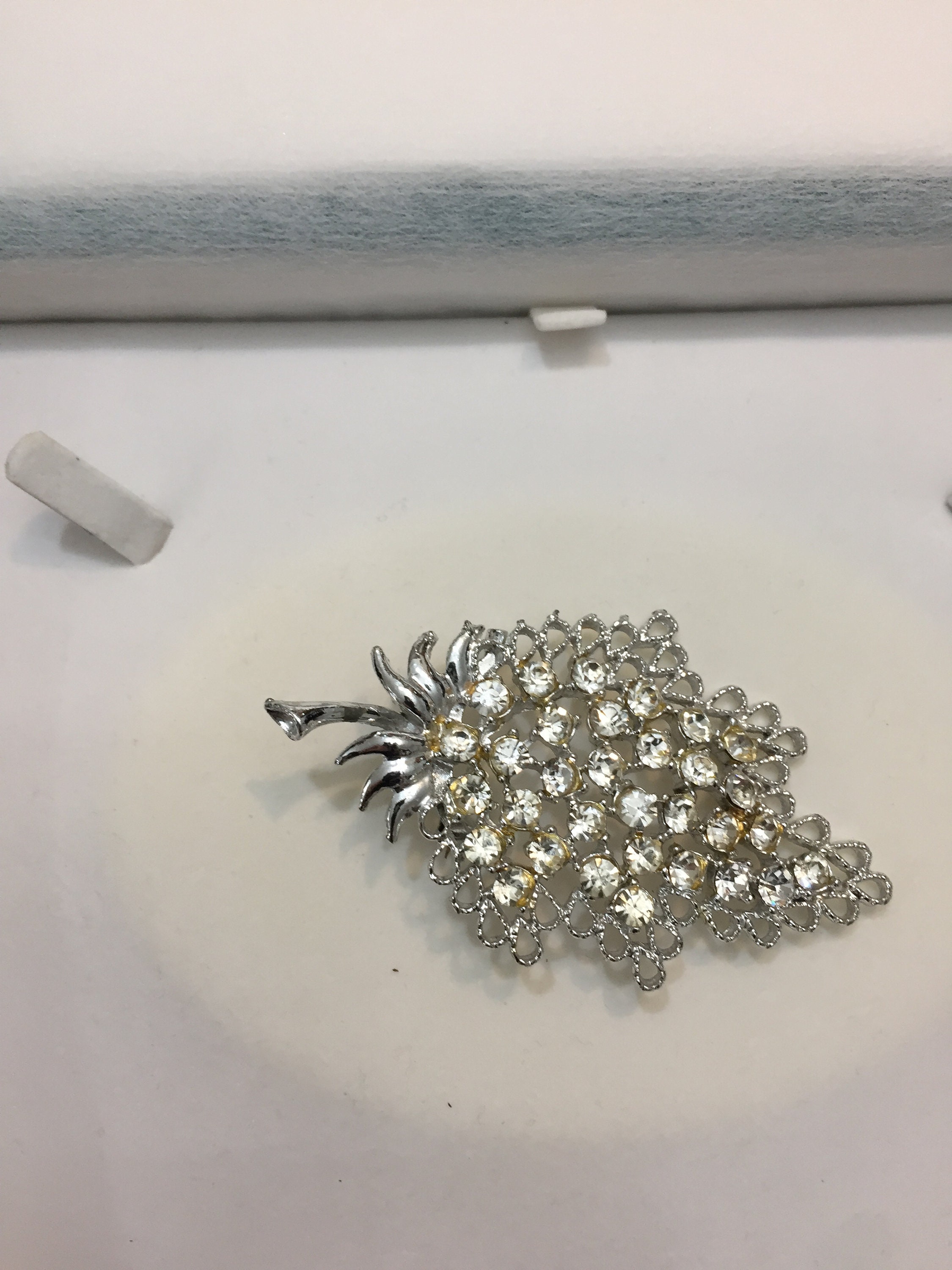 SC114-ヴィンテージブローチ U.S.A. 1970〜80s Gold-tone rope baroque pearl | iichi  日々の暮らしを心地よくするハンドメイドやアンティークのマーケットプレイス