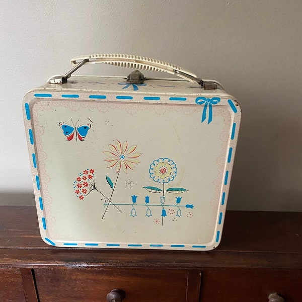 Vintage Aladdin lunch box.  So cute, stylish, and eco friendly.  Floral and butterfly.