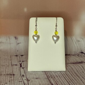 Boucles d&#39;oreilles pendantes en forme de coeur en cristal jaune et blanc Bijoux fait main au Royaume-Uni