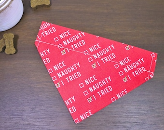 Puede incluir: Bandana roja para perro con un patrón de casillas de verificación blancas y las palabras "Nice", "Naughty" y "I Tried" repetidas en todo.