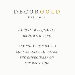 Op de afbeelding: Witte achtergrond met de tekst "DECORGOLD EST. 2015". De tekst hieronder luidt: "ELK ITEM IS KWALITEIT GEMAAKT MET ZORG BABY BODYSUITS HEBBEN EEN ZACHTE ACHTERKANT OM HET BORDUURWERK AAN DE ACHTERKANT TE BEDEKKEN."