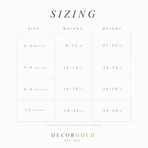 Op de afbeelding: Een cr&egrave;mekleurige tabel met het woord "SIZING" bovenaan. De tabel toont maat, gewicht in ponden en lengte in inches voor baby's van 0-3, 3-6, 6-9 en 12 maanden. Het DecorGold-logo staat onderaan.