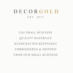 Op de afbeelding: De afbeelding toont de tekst "DECORGOLD" in een schreefletter, met "EST. 2015" eronder. Verdere tekst luidt "USA SMALL BUSINESS", "QUALITY MATERIALS", "HANDCRAFTED KEEPSAKES" en "EMBROIDERED & SHIPPED FROM OUR SMALL BUSINESS."