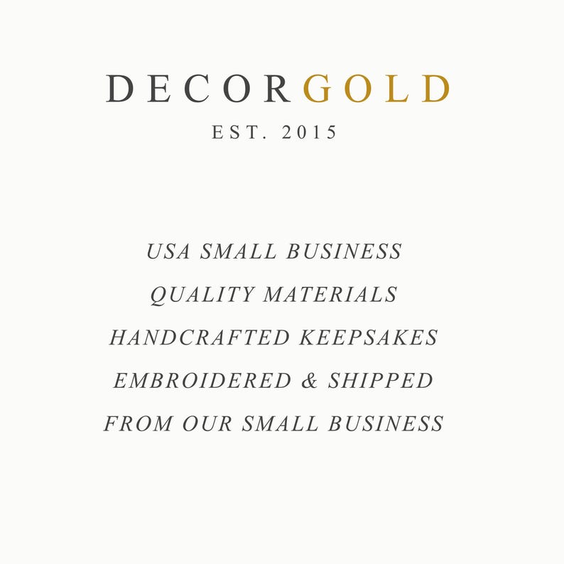 Op de afbeelding: De afbeelding toont de tekst "DECORGOLD" in een schreefletter, met "EST. 2015" eronder. Verdere tekst luidt "USA SMALL BUSINESS", "QUALITY MATERIALS", "HANDCRAFTED KEEPSAKES" en "EMBROIDERED & SHIPPED FROM OUR SMALL BUSINESS."
