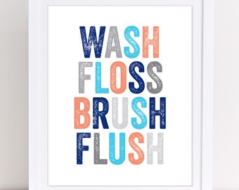 Pode incluir: Uma impressão emoldurada branca com as palavras "WASH, FLOSS, BRUSH, FLUSH" em azul, cinza e coral. As palavras estão empilhadas verticalmente e têm um visual desgastado e vintage.