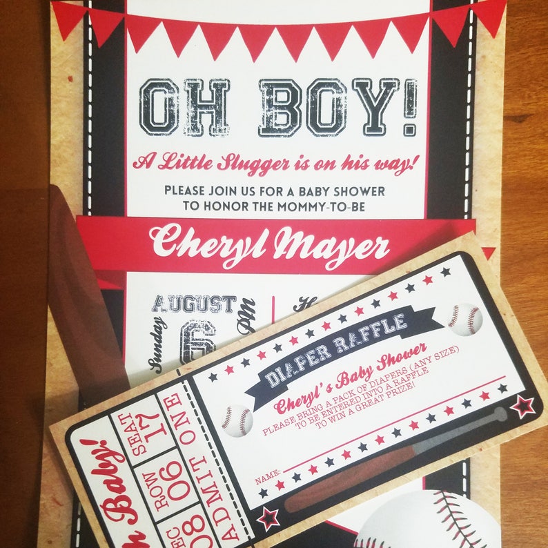 Może przedstawiać: Zaproszenie na baby shower w stylu baseballowym, w kolorystyce czerwono-biało-czarnej. Zaproszenie ma formę biletu z tekstem "Oh Boy!" i "Baby Shower Cheryl".