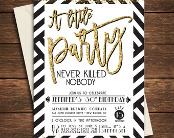 Könnte beinhalten: Eine Einladung mit schwarzem und weißem Chevron-Muster und goldenen Glitzerakzenten. Die Einladung lautet "A little party never killed nobody" und ist für Jennifers 30. Geburtstag. Die Party findet am 15. Juni um 14:00 Uhr in der Alvadium Brewing Company statt. Bitte melde dich bis zum 5. Juni bei Jess an.