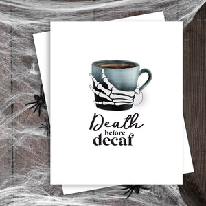 Halloween Grußkarte | Halloween Karte | Tod vor Decaf | Death before Decaf Karte | Halloween Kaffeekarte | Skelettkarte | Skelett