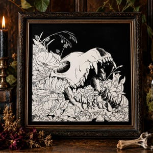 Gotiskt konsttryck med dödskalle och blommor — ”Även en orm kan bita”, signerat 12x12 giclée bild 3