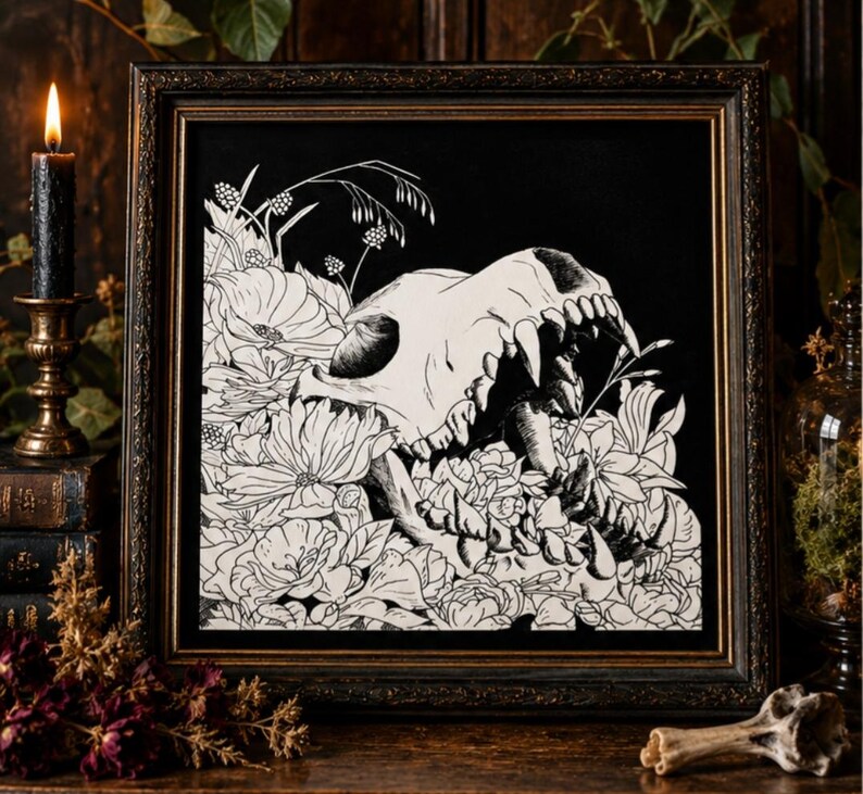 Gotiskt konsttryck med dödskalle och blommor — ”Även en orm kan bita”, signerat 12x12 giclée bild 3