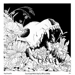 Gotiskt konsttryck med dödskalle och blommor — ”Även en orm kan bita”, signerat 12x12 giclée bild 1