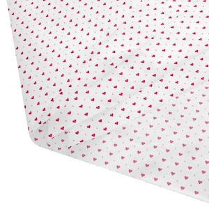 Peut inclure: Papier de soie blanc avec un motif répétitif de petits cœurs roses.