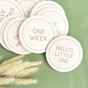 Marqueurs d'étapes mensuelles//marqueurs mensuels en bois/marqueurs d'étapes pour bébé/cadeau de baby shower/disque d'étapes/cercles d'étapes/étapes importantes