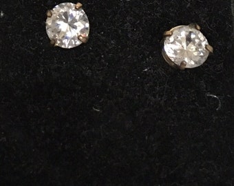 Circle cubic zirconia stud earrings with brass bezel