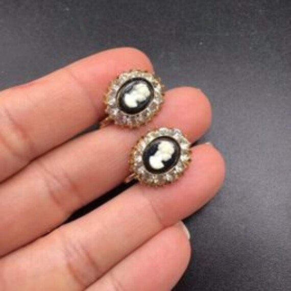 VINTAGE Coro Signed Cameo Earrings Screw Back Cam… - image 1