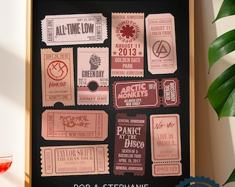 Op de afbeelding: Een ingelijste print met concertkaartjes van artiesten als Red Hot Chili Peppers en Green Day. De kaartjes, in tinten rood en bruin, zijn geplaatst tegen een zwarte achtergrond. De print bevat ook de tekst "Rob & Stephanie Our Concert Memories".