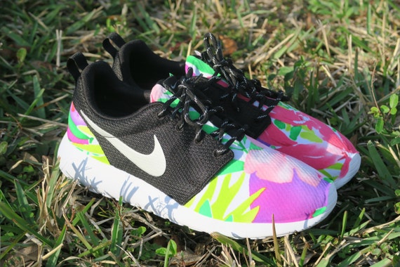 nike roshe run light pink