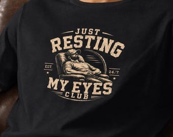 Just Resting My Eyes Club-Hemd | Lustiges Papa Nickerchen Tee | Opa Geschenk Tee
