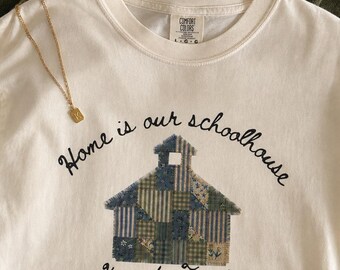 Personalisierte Homeschool Shirt | Home is Our Schulhaus Tee, Patchwork Look, Cottage Core Design