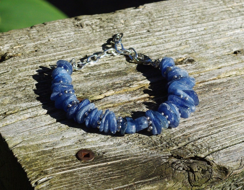 Op de afbeelding: Een blauwe kyanite armband met zilveren kralen en een zilveren kettingsluiting.