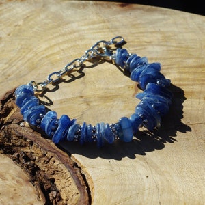 Op de afbeelding: Een blauwe kyanite-chip armband met een zilveren ketting en zilveren kralen.
