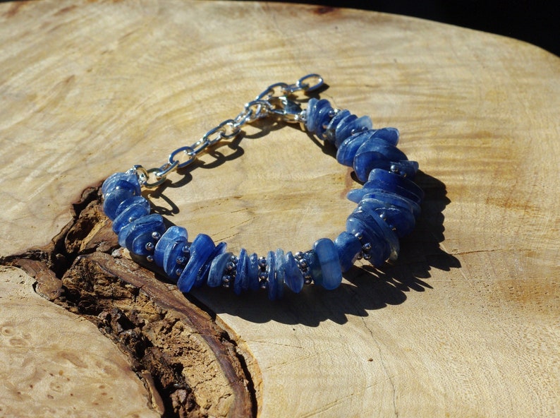 Op de afbeelding: Een blauwe kyanite-chip armband met een zilveren ketting en zilveren kralen.