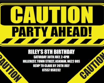 Könnte beinhalten: Ein gelbes und schwarzes Warnschild mit dem Text "CAUTION PARTY AHEAD!" Riley's 8. Geburtstag, Samstag, 30. Juli, 14:00-16:00 Uhr, Hillcrest, Town Street, Askham, NG22 ORS, RSVP an Clare bis zum 26. Juli, 07557 958232.