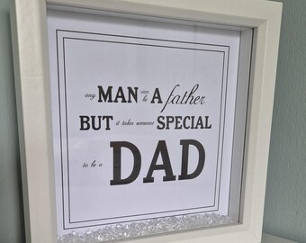 Può includere: Immagine incorniciata bianca con una stampa in bianco e nero che recita "any MAN can be A father BUT it takes someone SPECIAL to be a DAD".