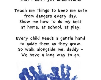 Op de afbeelding: Een gedicht over een kind dat zijn vader vraagt om naast hem te lopen en zijn hand vast te houden. Het gedicht is in zwarte tekst op een witte achtergrond gedrukt. Twee blauwe handafdrukken bevinden zich onderaan de pagina. De tekst onderaan de pagina luidt "Billy Baxendale, 08.06.15".