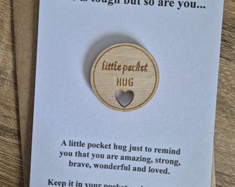 Abrazo de bolsillo, regalo simbólico, pensando en ti, tú puedes con esto, regalo de positividad, enviando abrazos, regalo de amigo, corazón de madera, regalo postal, regalo valiente,