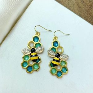 Large Honey Bee Earrings: Bee Lovers, Bee Jewelry, Bee Earrings, Honeycomb, Honey Bee, Resin Jewelry, Resin Earrings, Honeycomb Jewelry