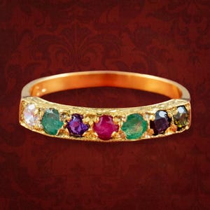Anillo acróstico "Dearest" con piedras preciosas de estilo victoriano