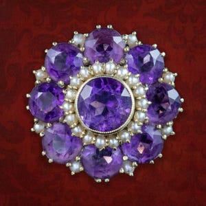 Anillo victoriano antiguo con flor de amatista y perlas
