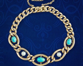 Puede incluir: Un brazalete de cadena dorada con detalles en turquesa y perla. El brazalete tiene un cierre de broche y está hecho de una cadena gruesa y enlazada.